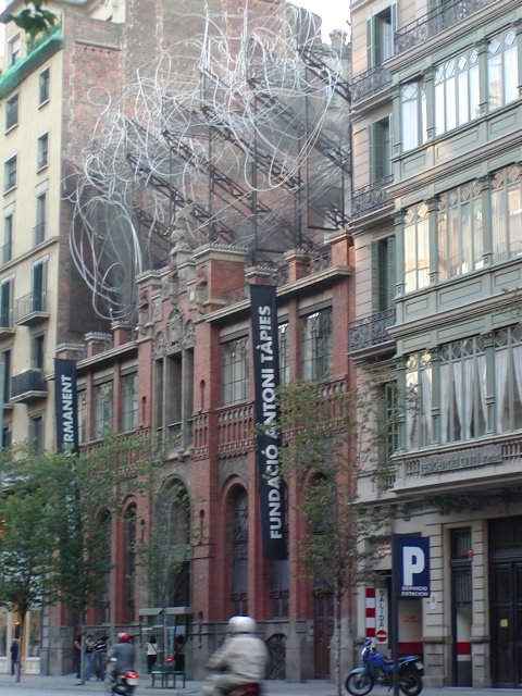 T&agrave;pies museum