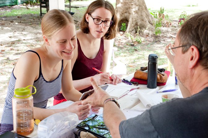 Zuzana Mas&aacute;rov&aacute;, Christiane Schmidt, and Oswin Aichholzer