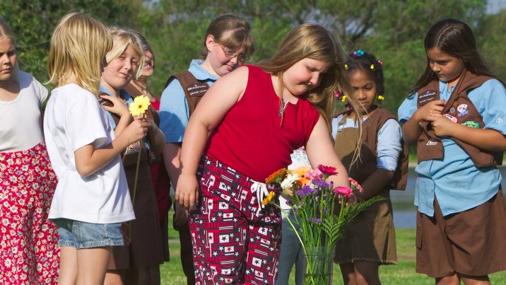 Rachel chooses her flower