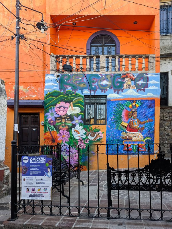 Refugio street art at Callejóns el Refugio and Flores