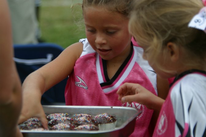 Chandler takes a cupcake