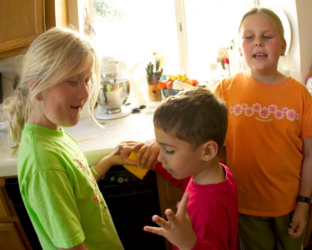 Sara and Lee help Alex count the time for his tattoo